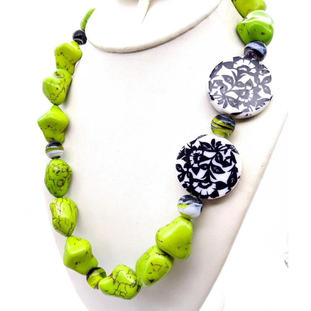 Fantastic Bright Green Beaded Necklace, Dyed Natural Stones with Vintage Art - Picture 3 of 4